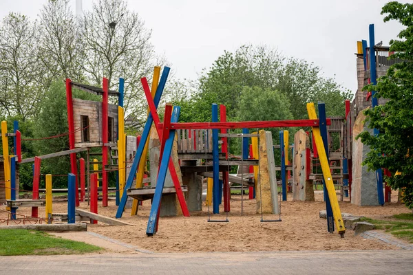 Parktaki renkli çocuk parkı
