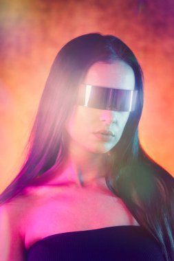 RGB renginde güzel bir genç kadının portresi.. 