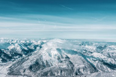 Zugspitze 'deki izleme platformundan dağ manzarası. Alman ve Avusturyalı kayak alanları. 