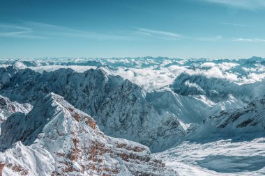 Zugspitze 'deki izleme platformundan dağ manzarası. Alman ve Avusturyalı kayak alanları. 