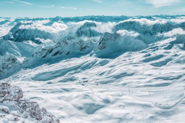 Zugspitze 'deki izleme platformundan dağ manzarası. Alman ve Avusturyalı kayak alanları. 
