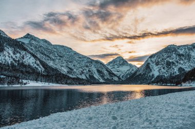 Avusturya, Tyrol 'daki Uferstrasse' den Plansee 'ye.
