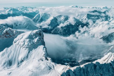 Zugspitze 'deki izleme platformundan dağ manzarası. Alman ve Avusturyalı kayak alanları. 