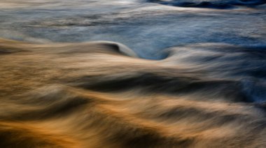 Gün batımında şelale, uzun pozlama.