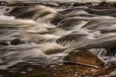 Gün batımında şelale, uzun pozlama.