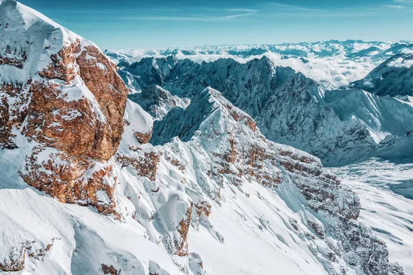 Zugspitze 'deki izleme platformundan dağ manzarası. Alman ve Avusturyalı kayak alanları. 