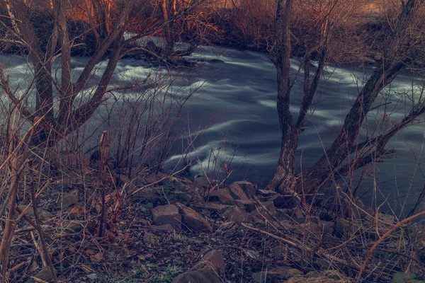 Река Лесу Осенью — стоковое фото