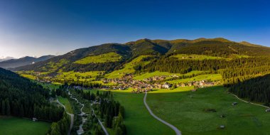 Güney Tyrol 'da Sesto (Sexten) ve Moss (Moos) panoramik görünümü. Dronephotografi.