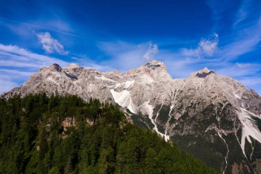 Dolomitlerin panoramik görüntüsü. Drone fotoğrafçılığı