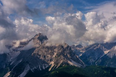 İtalya 'da Dolomitler üzerine panoramik görüş.