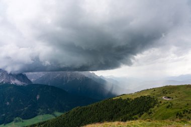 Dolomitler üzerinde fırtına bulutları, İtalya.