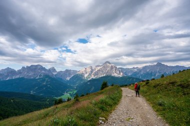 Dolomitlerin panoramik manzarası, dağlarda yürüyüş