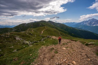 Dolomitlerin panoramik manzarası, dağlarda yürüyüş