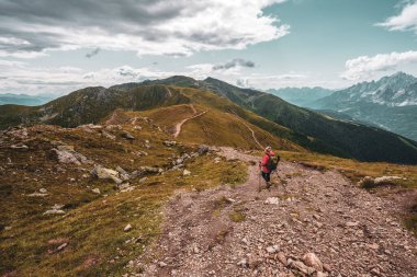 Dolomitlerin panoramik manzarası, dağlarda yürüyüş
