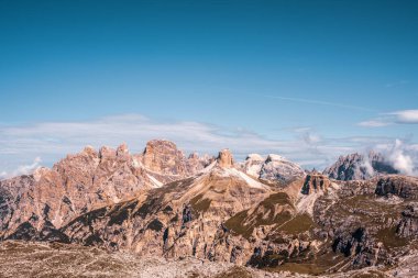Sonbaharda Dolomitlerin panoramik görüntüsü