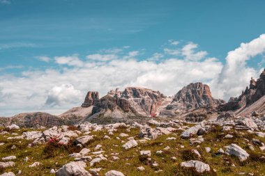 Dolomitlerin panoramik görüntüsü. Antonio Locatelli Kulübesi.