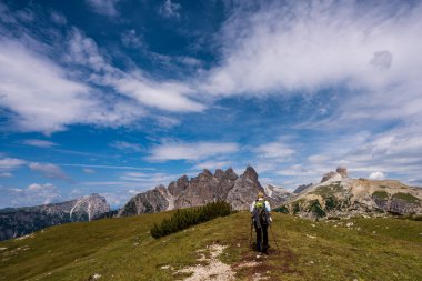 Dolomitlerin panoramik manzarası, dağ yürüyüşü