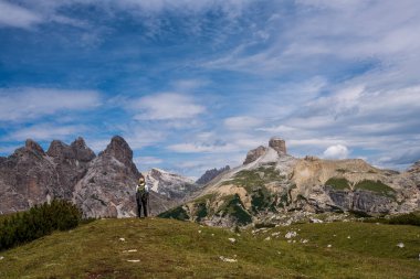 Dolomitlerin panoramik manzarası, dağ yürüyüşü