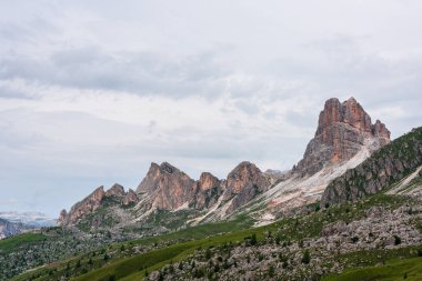 Dolomitlerin panoramik görüntüsü. Giau Geçidi.