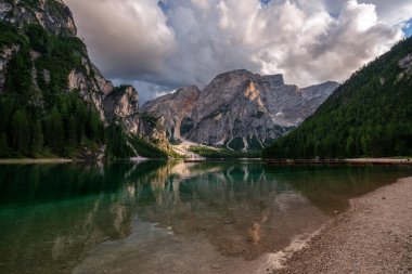İtalya 'daki Braies Gölü' nün panoramik manzarası.