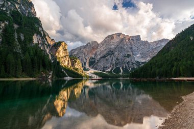 İtalya 'daki Braies Gölü' nün panoramik manzarası.