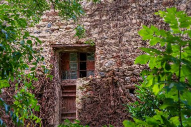 Eski bir kalenin eski ahşap kapıları ve Güney Tyrol 'da taş bir duvar.