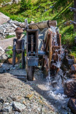 Dolomitlerde boş bir su çarkı.