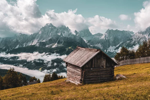 Eski dağ kulübesi, Dolomitlerin panoramik manzarası.
