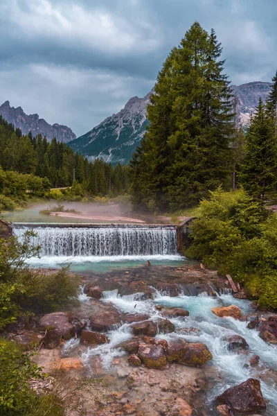 Une Petite Rivière Montagne Dans Les Dolomites — Photo