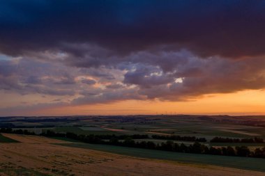 Almanya, Moselle 'de günbatımı ve fırtına bulutları. Drone fotoğrafçılığı.