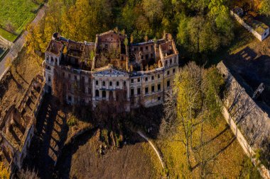 Slawikau, Polonya 'daki kale harabesi. Drone fotoğrafçılığı.