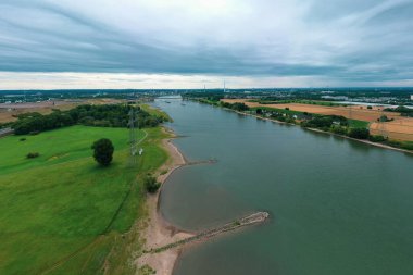 Leverkusen, Köln ve Ren, Almanya 'daki otoban köprüsünün panoramik manzarası. Drone fotoğrafçılığı. 
