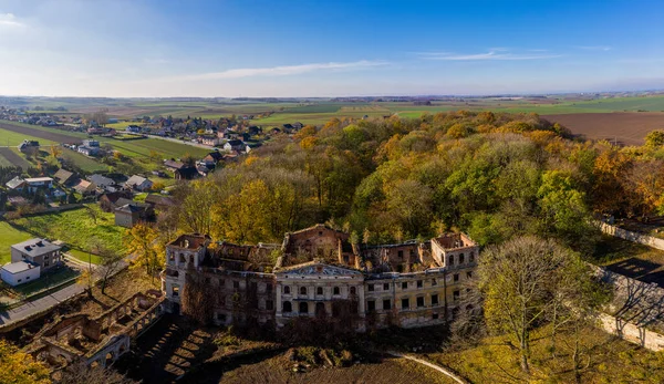 Slawikau, Polonya 'daki kale harabesi. Drone fotoğrafçılığı.