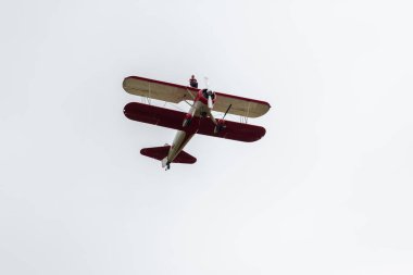 Akrobasi, çift kanatlı uçakla birleşir.