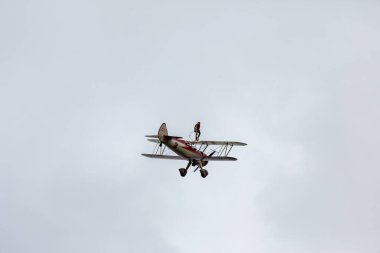Akrobasi, çift kanatlı uçakla birleşir.