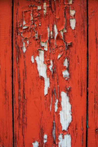古い塗られた木製の壁のひび — ストック写真