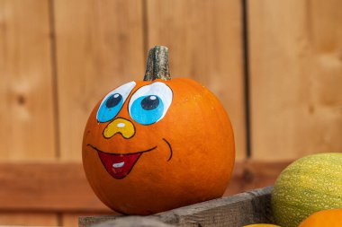 Balkabağı dolu bir sandıkta kabak suratlı