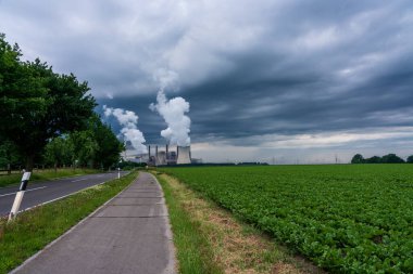 Almanya 'daki Frimmersdorf elektrik santralinin görüntüsü