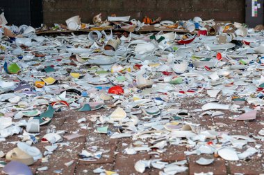 Kırık porselen sofra takımı, düğün geleneği