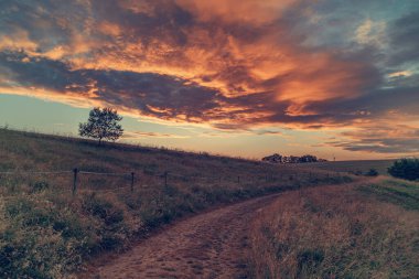 Sonbaharda gün batımında bulutlar