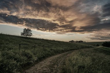 Sonbaharda gün batımında bulutlar