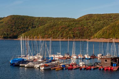 Rur Gölü, Eifel Almanya 'daki marinanın panoramik görüntüsü