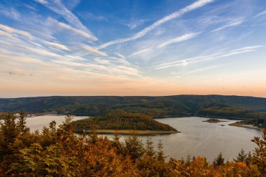 Rursee 'nin sonbahardaki panoramik manzarası, Almanya