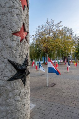 Schengen, Lüksemburg 'da Avrupa ulusal bayrakları