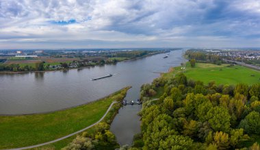 Leverkusen 'deki Ren nehrinin panoramik manzarası. İHA 'dan hava fotoğrafçılığı.