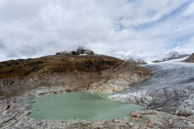 İsviçre 'nin Alp Bölgesi. İsviçre 'deki Rhone buzulunun panoramik görüntüsü