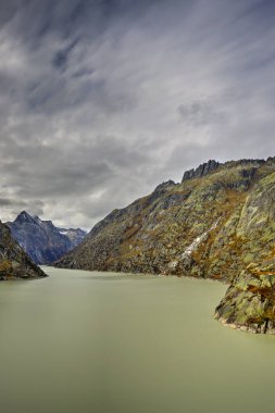 İsviçre Grimsel Gölü 'nün panoramik manzarası. 