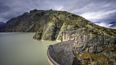 İsviçre Grimsel Gölü 'nün panoramik manzarası. 
