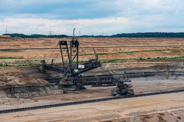 Hambach açık çukurunda linyit kazıcı