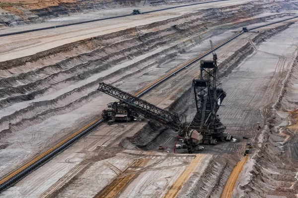 Hambach açık çukurunda linyit kazıcı
